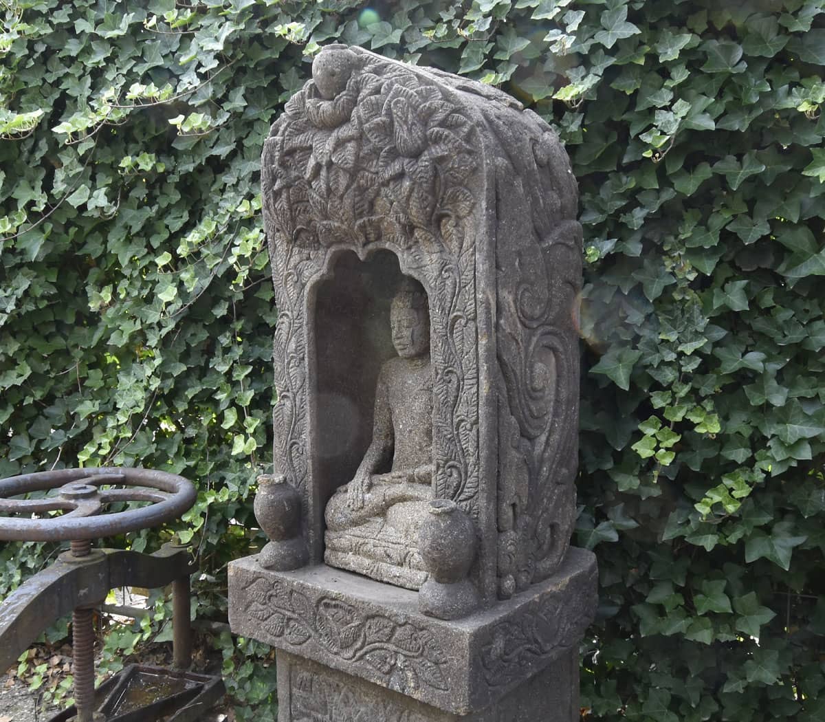 Nisje-op-sokkel-met-boeddha-beeld