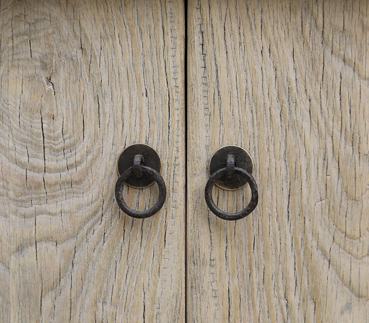 Houten-wandtafel-met-deuren