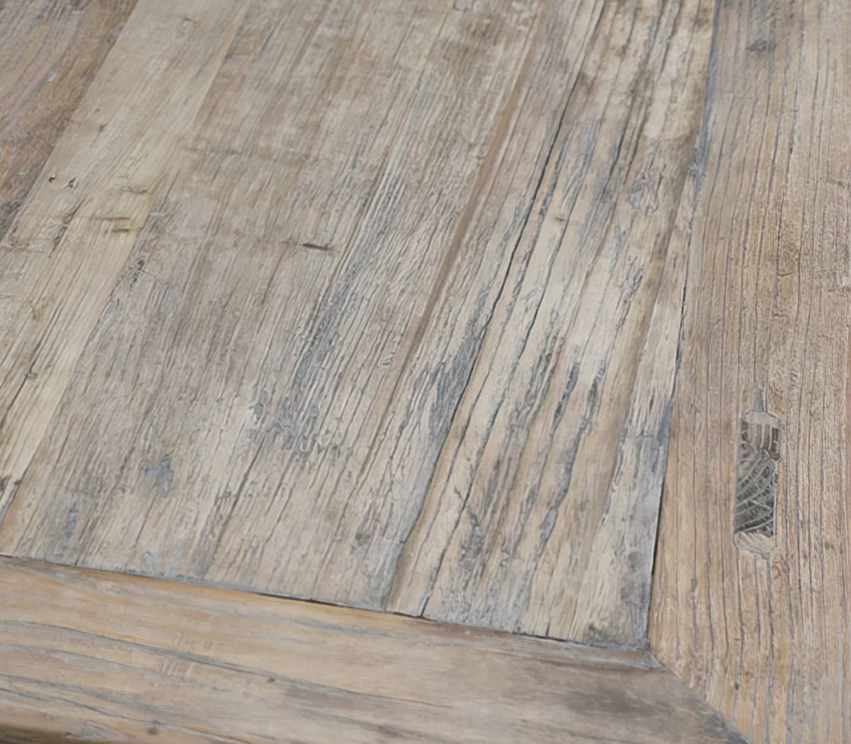 Houten-wandtafel-met-lades