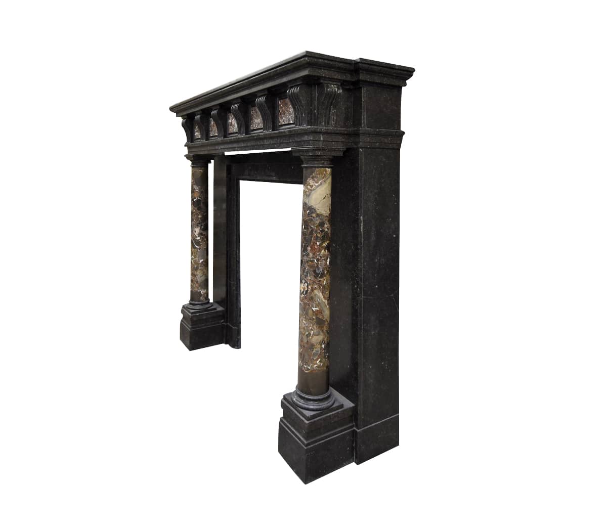 Zwart-marmeren-schouw-met-pilaren