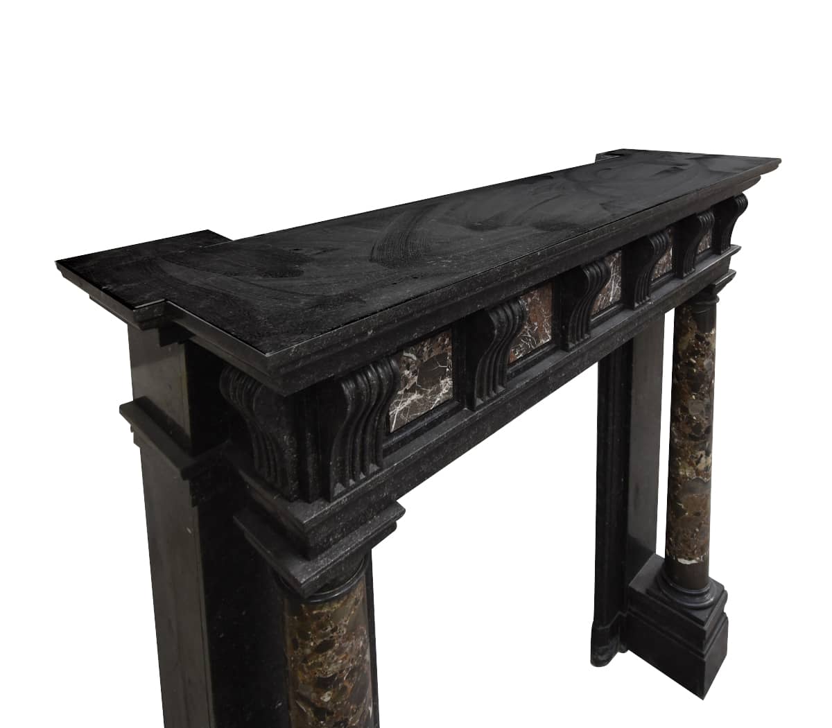 Zwart-marmeren-schouw-met-pilaren