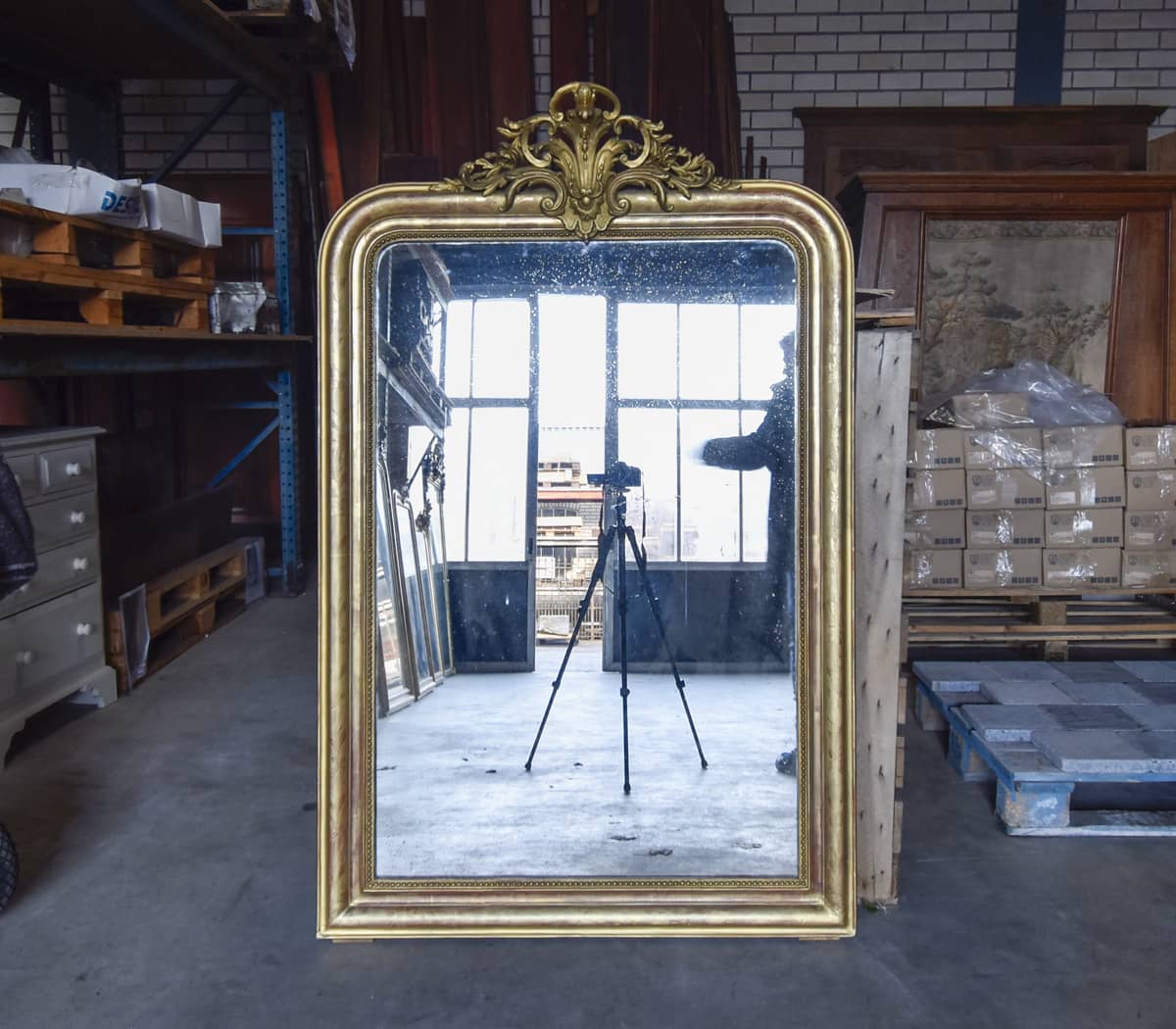 Antieke-spiegel-met-kuif