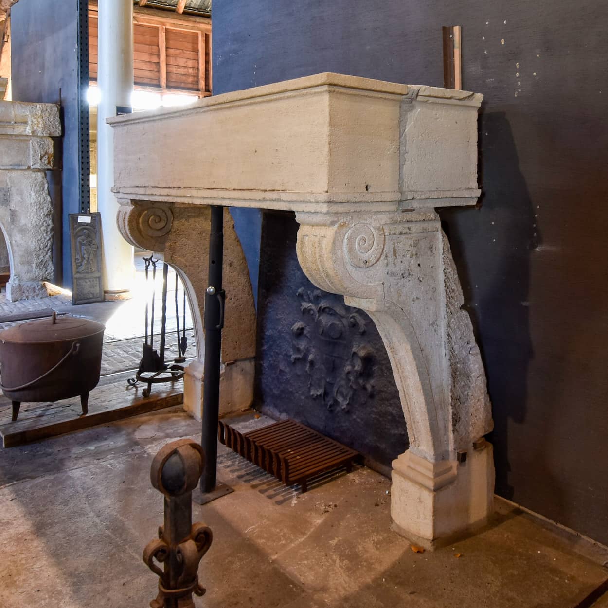 Antieke-zandstenen-ombouwschouw