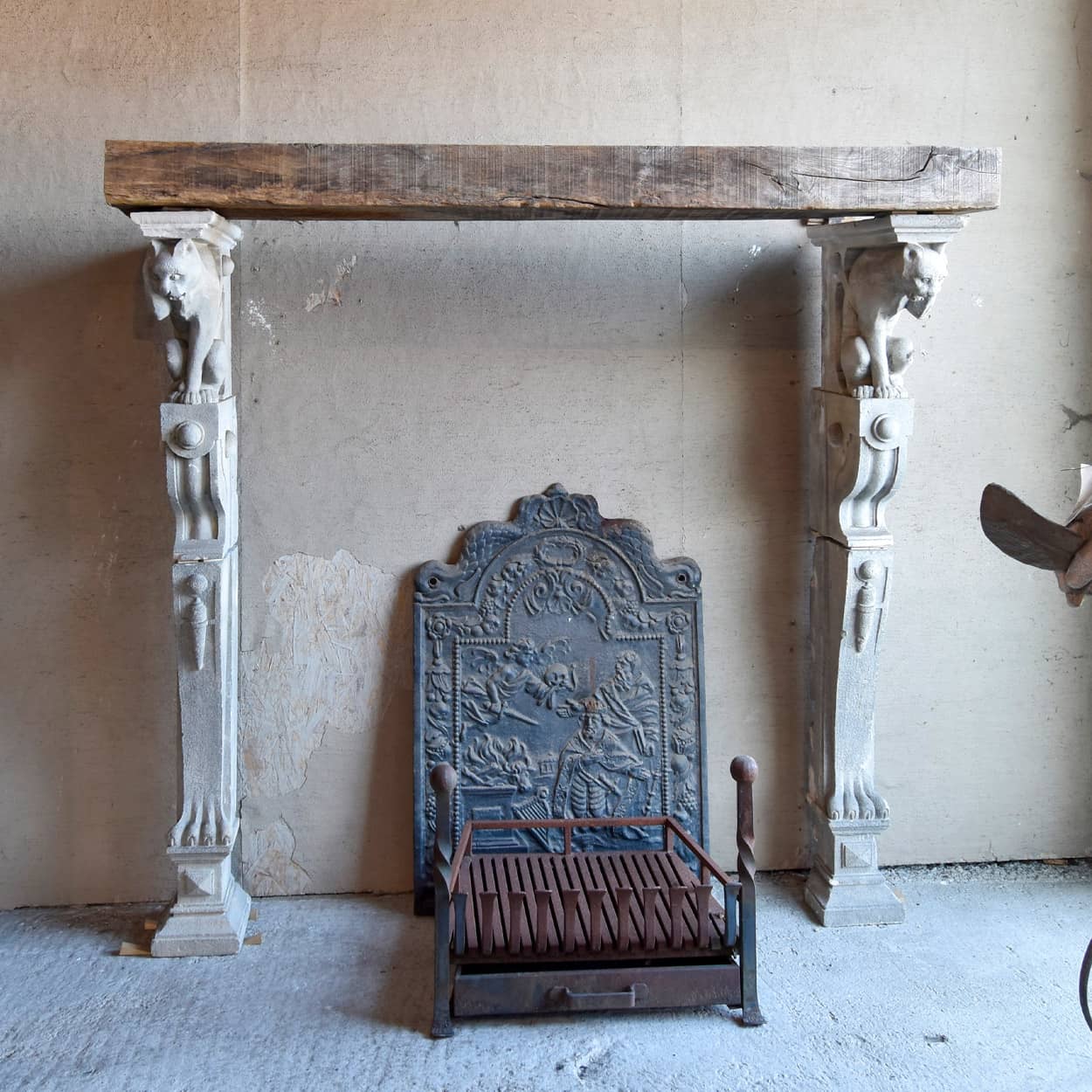 Zandstenen-schouw-met-houten-kap