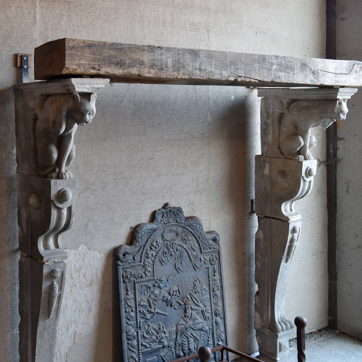 Zandstenen-schouw-met-houten-kap