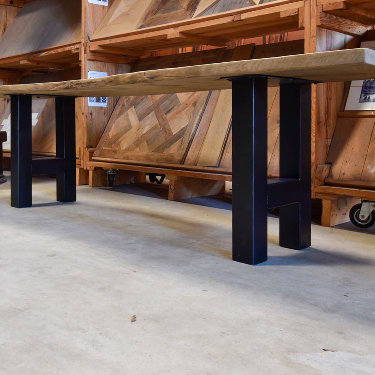 Boomstamtafel-met-ijzeren-onderstel