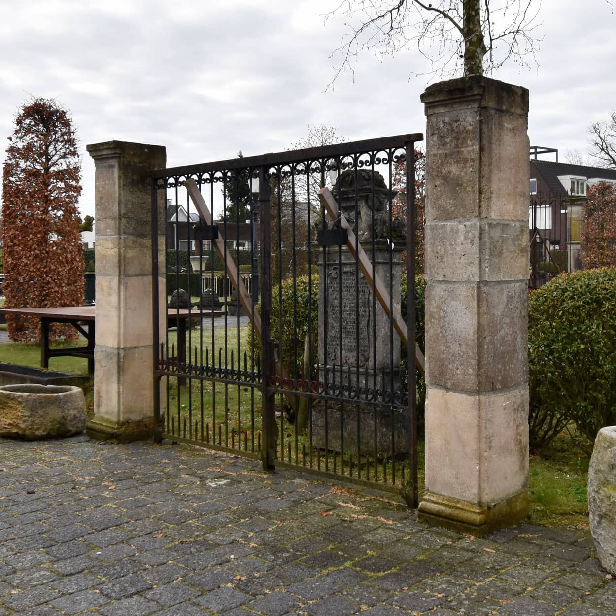 Zandstenen-poortpalen