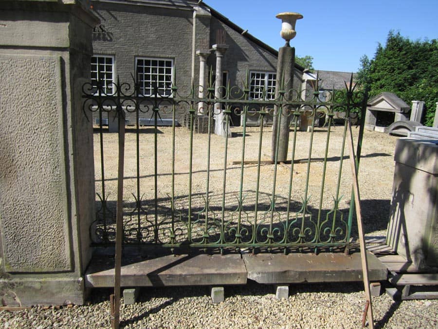 Antieke-kasteelpoort-met-hekwerk-en-muurplaten