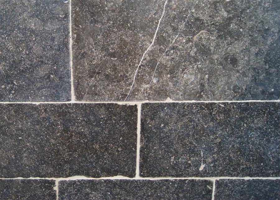 Arduin-Belgisch-hardsteen-blauwsteen-ofwel-pierre-bleue-grof-verouderd