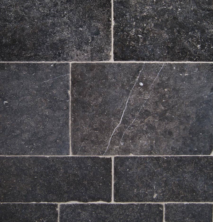 Arduin-Belgisch-hardsteen-blauwsteen-ofwel-pierre-bleue-grof-verouderd