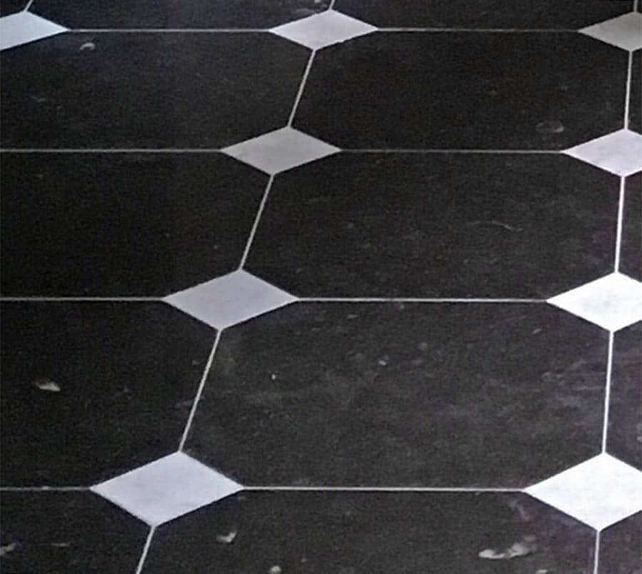 Belgisch-hardsteen-met-wit-marmeren-blokje-ofwel-cabochon