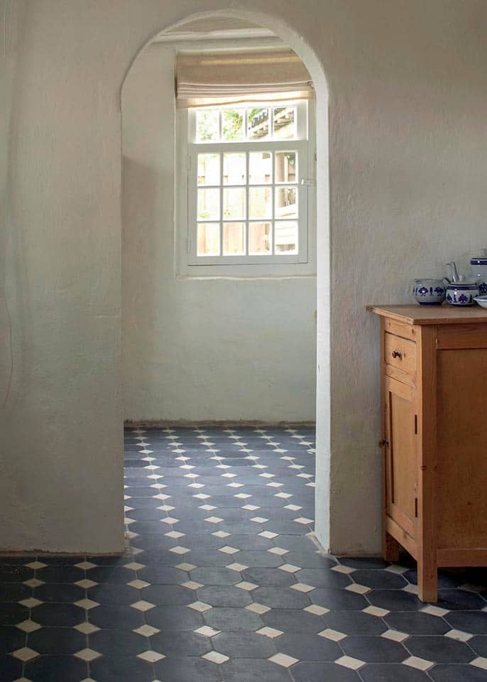 Belgisch-hardsteen-met-wit-marmeren-blokje-ofwel-cabochon