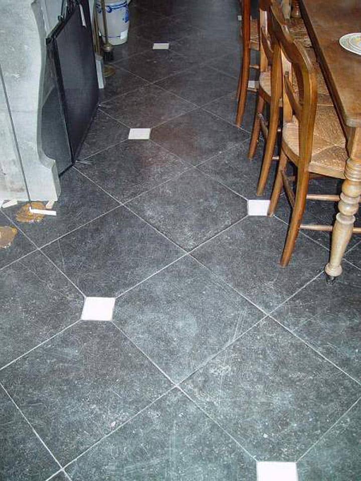 Belgisch-hardsteen-met-wit-marmeren-blokje-ofwel-cabochon