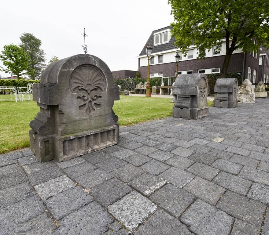 Belgisch-hardstenen-consoles-paal-mutsen