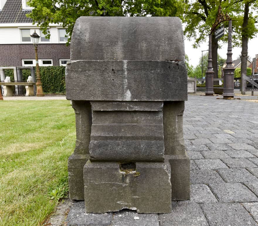 Belgisch-hardstenen-consoles-paal-mutsen