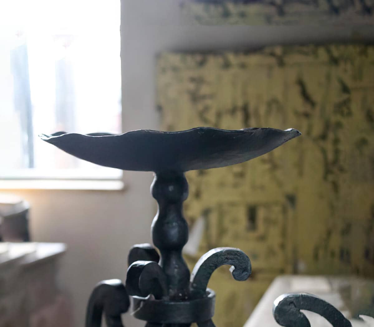 Decoratieve-hoge-kandelaar-siersmeedwerk-voor-1-grote-kaars