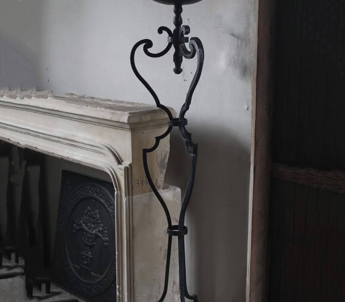 Decoratieve-hoge-kandelaar-siersmeedwerk-voor-1-grote-kaars