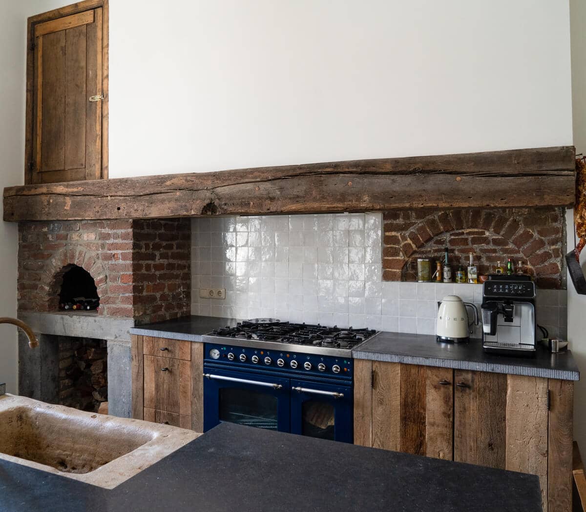 Eiken-maatwerk-keuken-belgisch-hardstenen-bald-en-zandstenen-trog