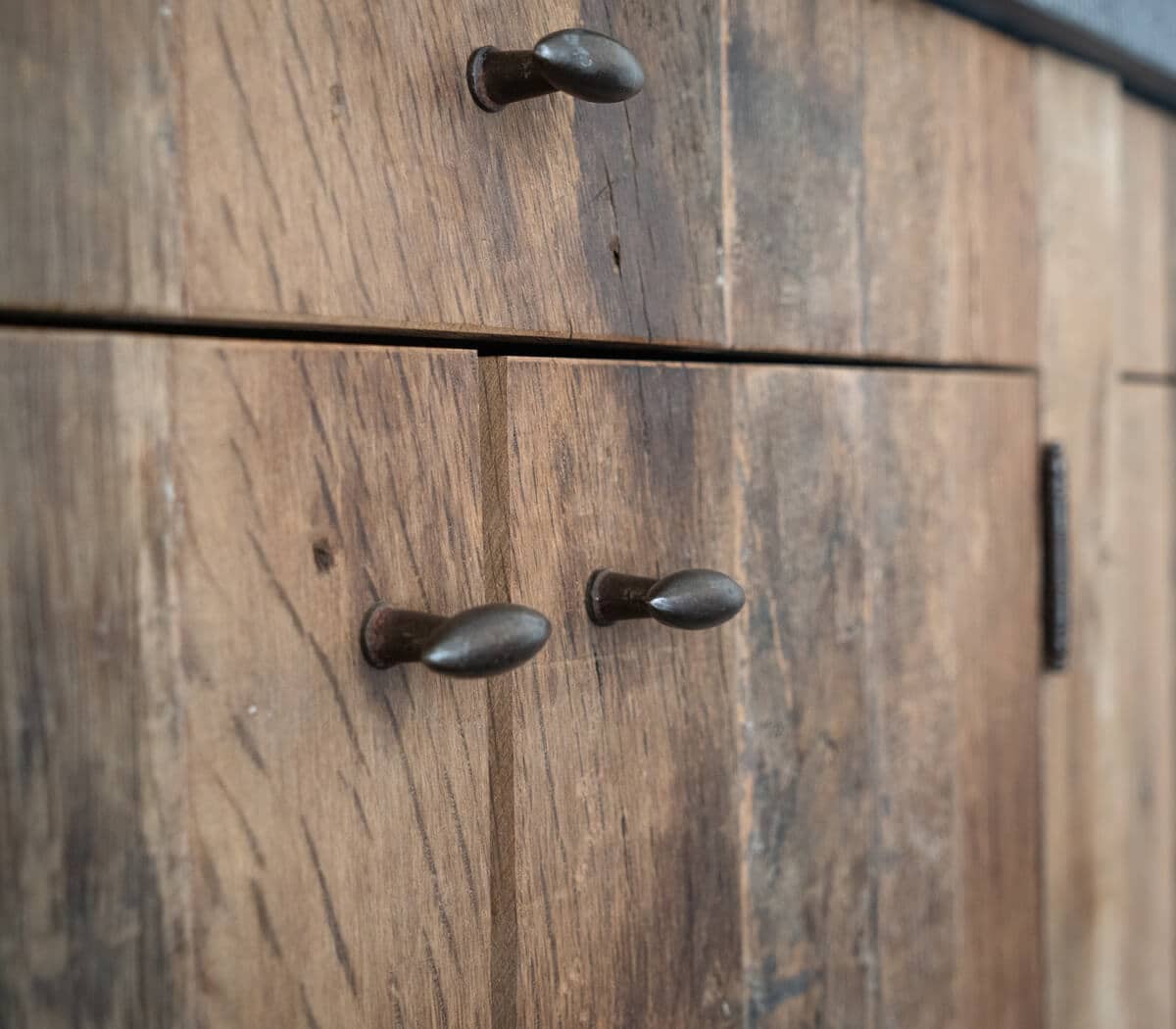 Eiken-maatwerk-keuken-belgisch-hardstenen-bald-en-zandstenen-trog