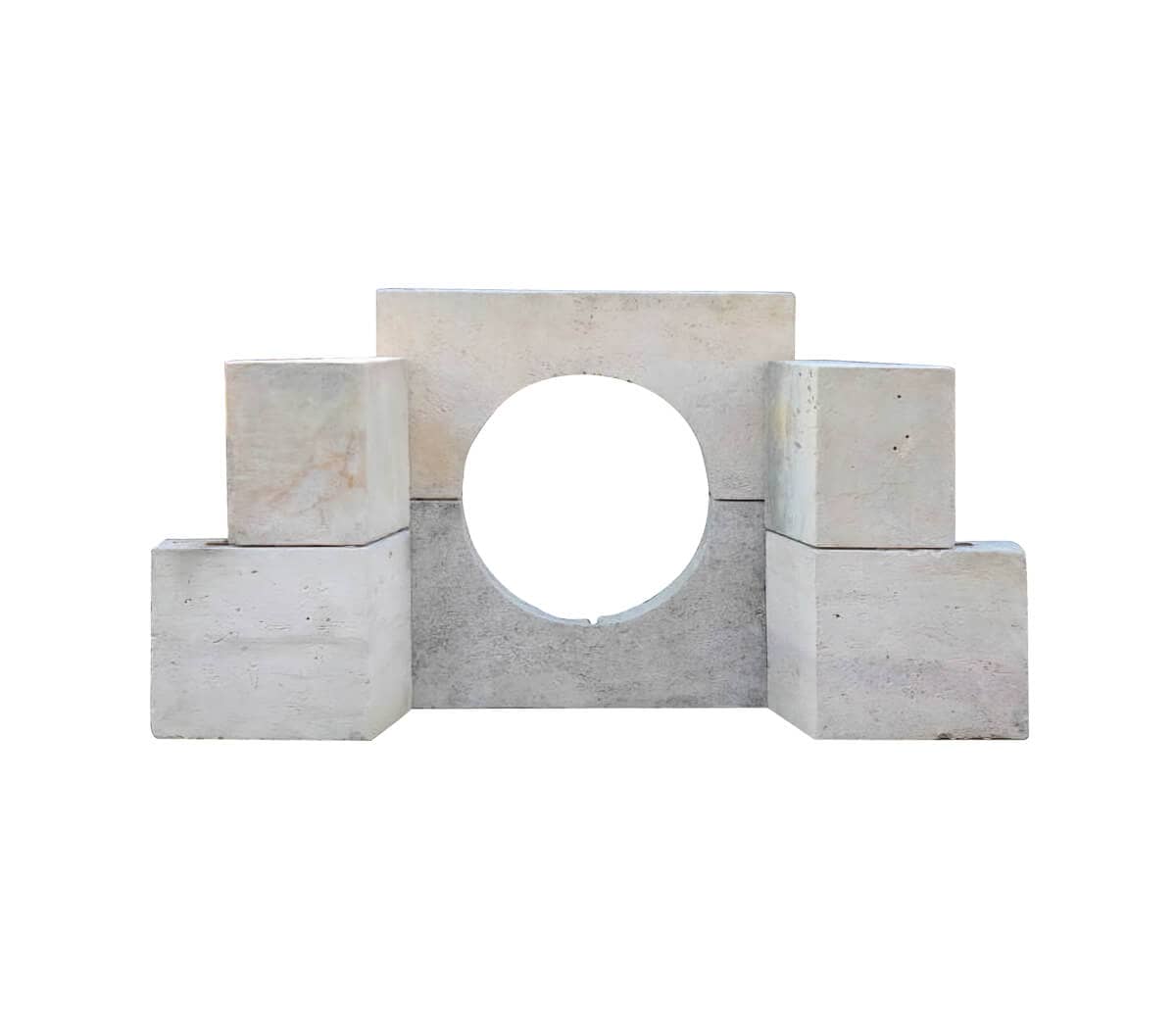 Kalk-zandstenen-kozijn-met-uitsparing-voor-rond-raam