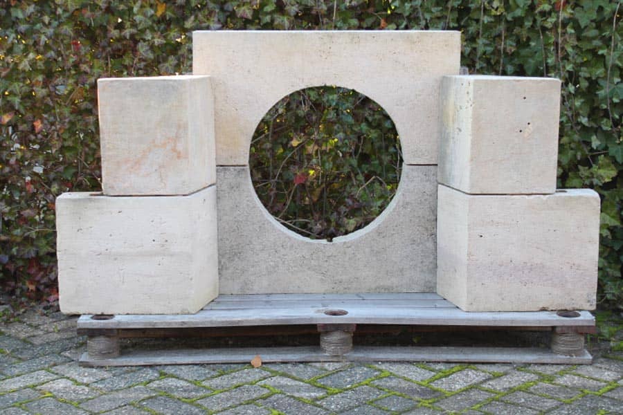 Kalk-zandstenen-kozijn-met-uitsparing-voor-rond-raam