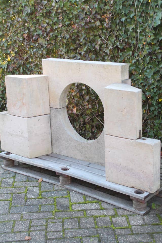 Kalk-zandstenen-kozijn-met-uitsparing-voor-rond-raam