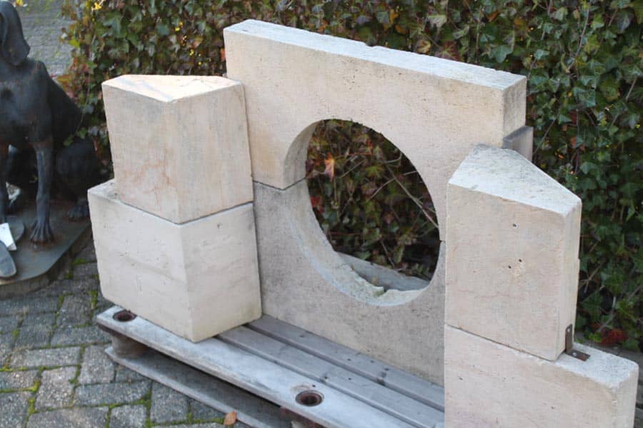 Kalk-zandstenen-kozijn-met-uitsparing-voor-rond-raam