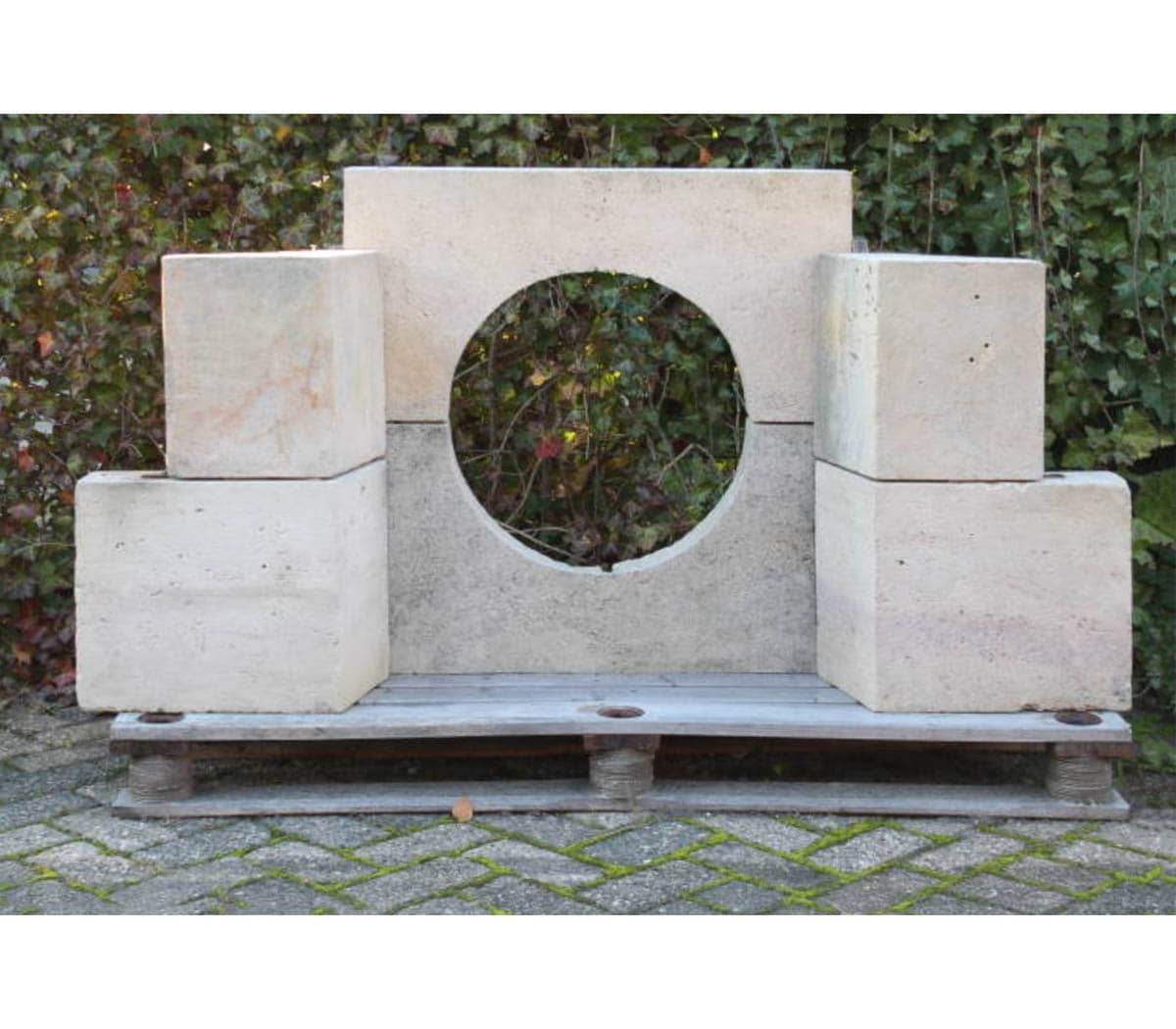 Kalk-zandstenen-kozijn-met-uitsparing-voor-rond-raam