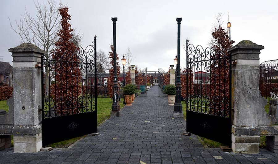 Landhuispoort-met-hekwerk-en-muurplaten