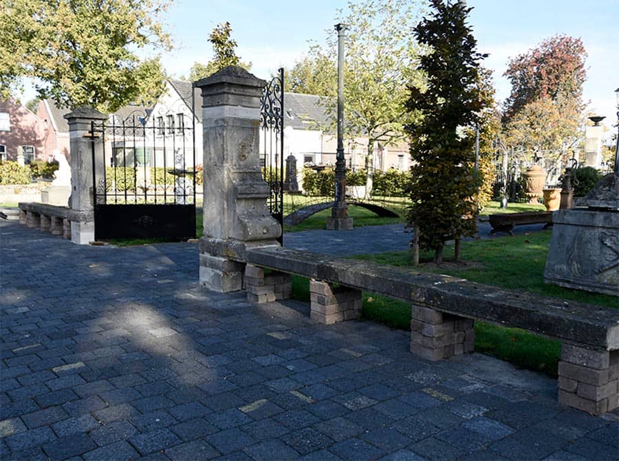 Landhuispoort-met-hekwerk-en-muurplaten