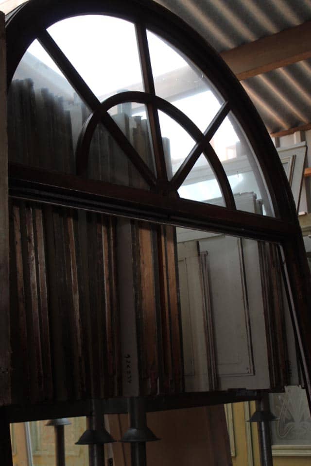 Los-hoog-en-breed-kozijn-in-een-boog-met-bovenglas-erin