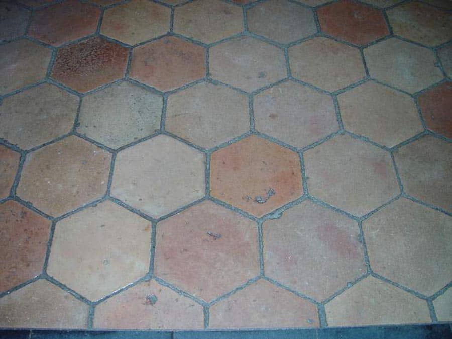 Oude-antieke-plavuizen-honingraat-ofwel-zeskant-plavuizen