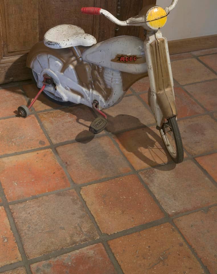 Oude-antieke-plavuizen-zalm-genuanceerd