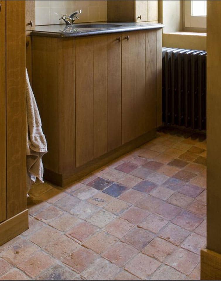 Oude-antieke-plavuizen-zalm-genuanceerd