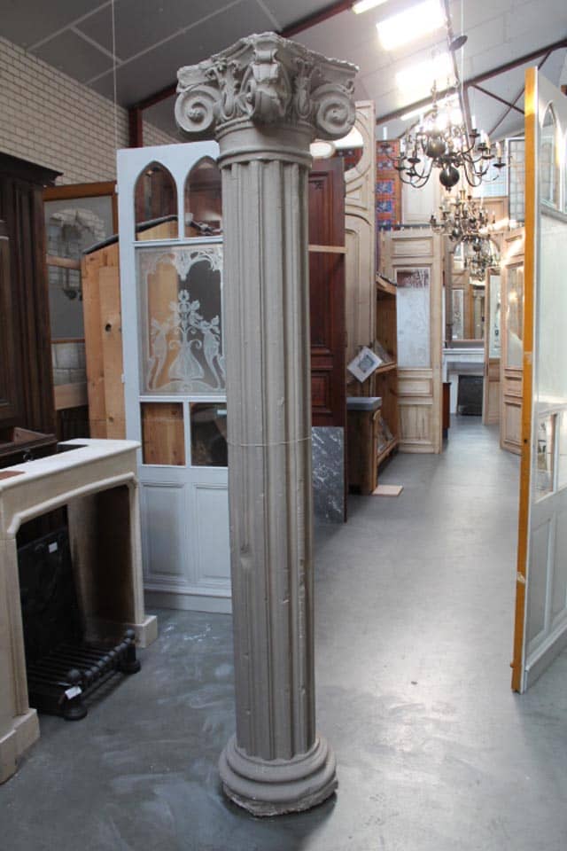 Oude-zuilen-met-kapitelen