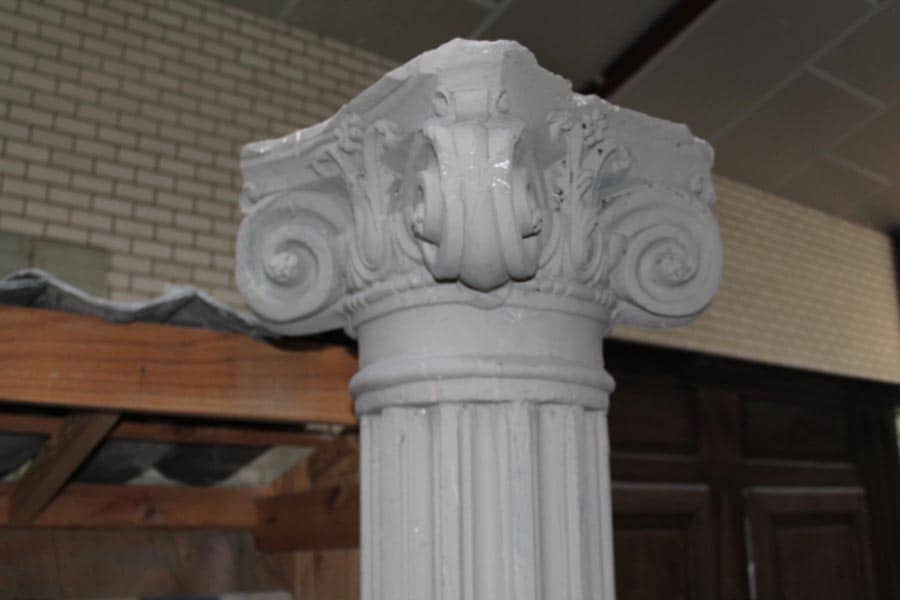 Oude-zuilen-met-kapitelen