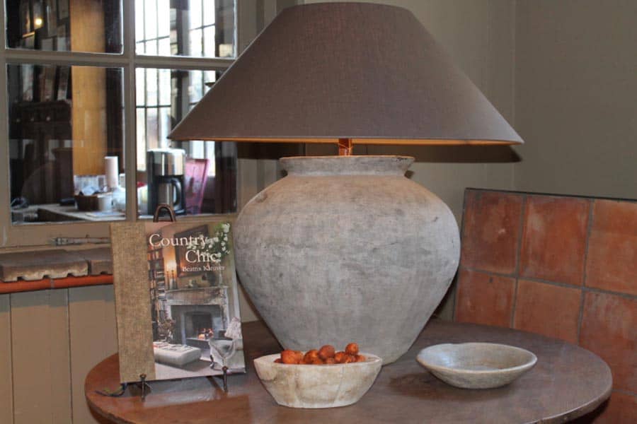 Schemerlamp-in-de-beroemde-kruik-uitvoering-in-aarde-kleuren-met-grote-kap