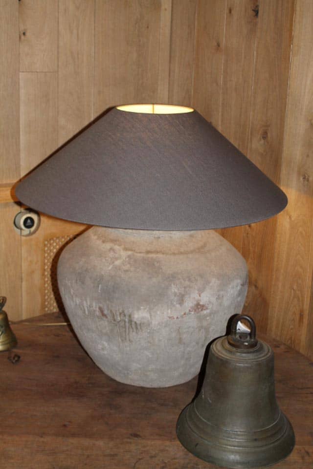 Schemerlamp-in-de-beroemde-kruik-uitvoering-in-aarde-kleuren-met-grote-kap