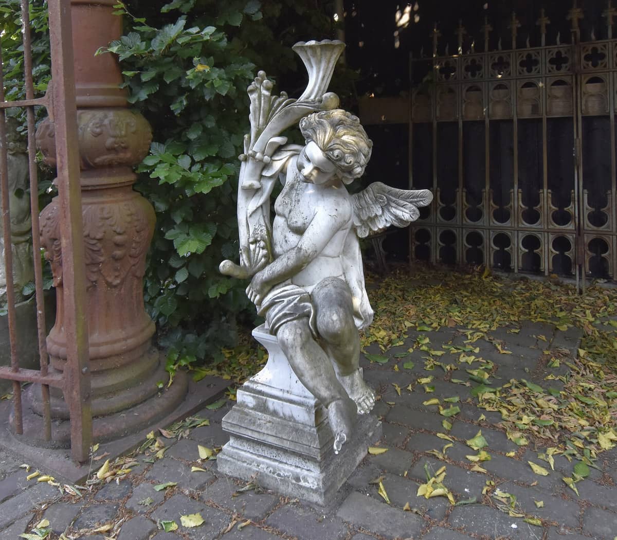 Set-van-twee-handgekapte-marmeren-engelen-met-hoorn-des-overvloeds-op-bijpassende-marmeren-sokkels