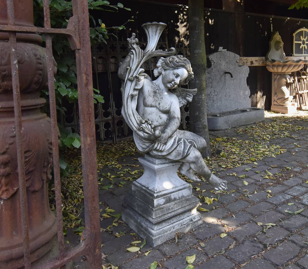 Set-van-twee-handgekapte-marmeren-engelen-met-hoorn-des-overvloeds-op-bijpassende-marmeren-sokkels