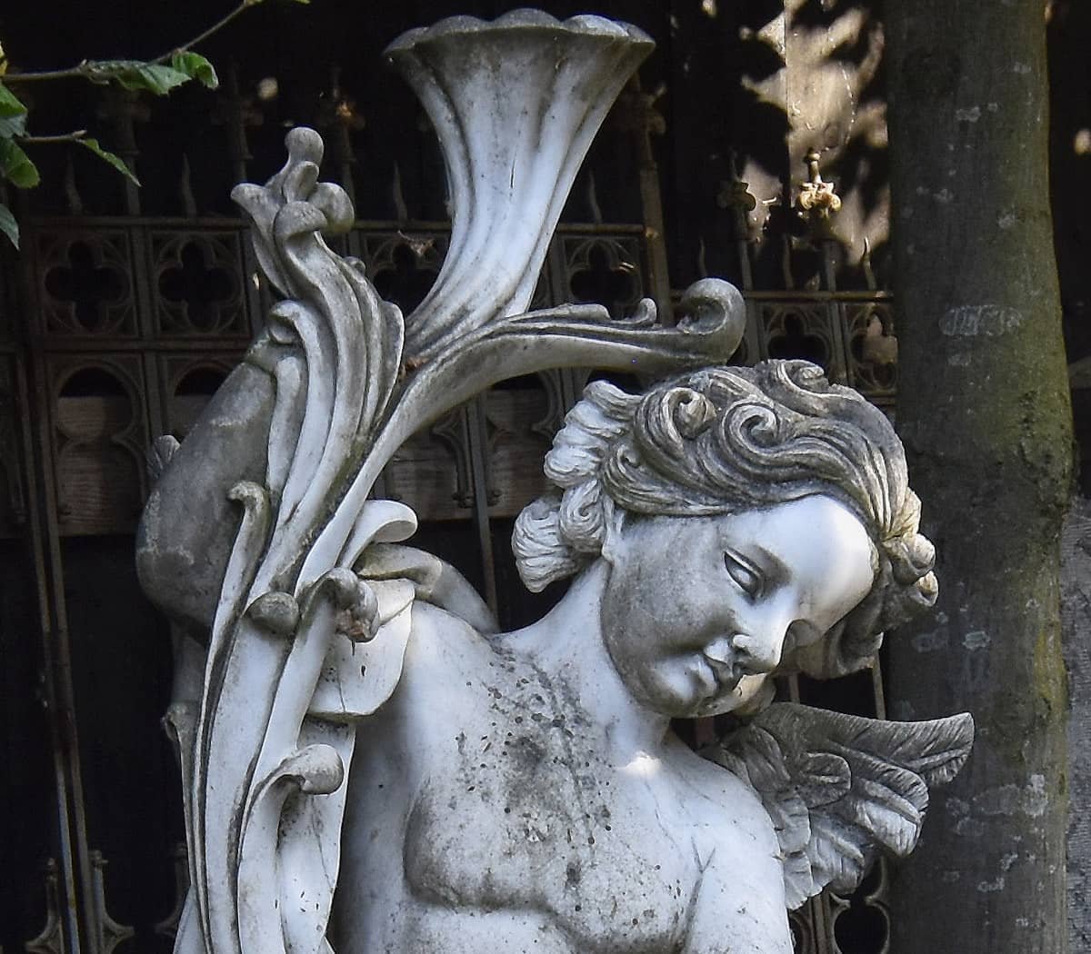 Set-van-twee-handgekapte-marmeren-engelen-met-hoorn-des-overvloeds-op-bijpassende-marmeren-sokkels