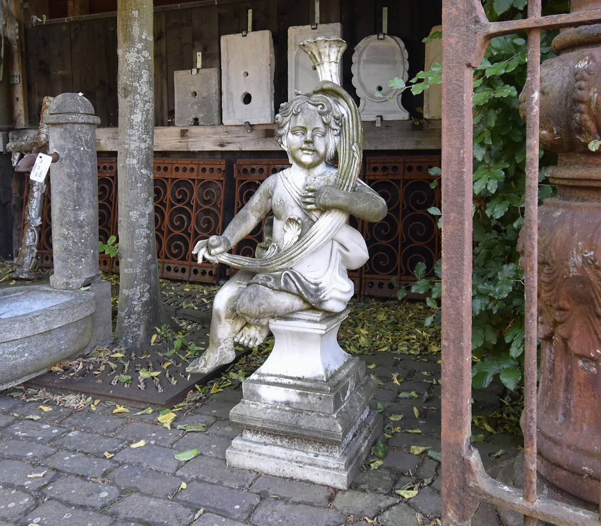 Set-van-twee-handgekapte-marmeren-engelen-met-hoorn-des-overvloeds-op-bijpassende-marmeren-sokkels