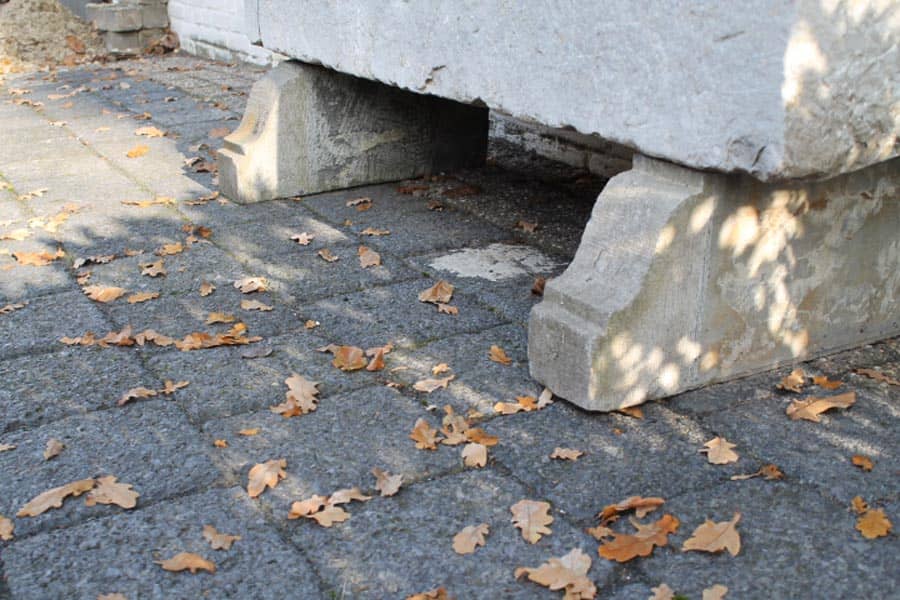 Voetenbokken-voor-onder-een-trog-fonteintje-plantenbak