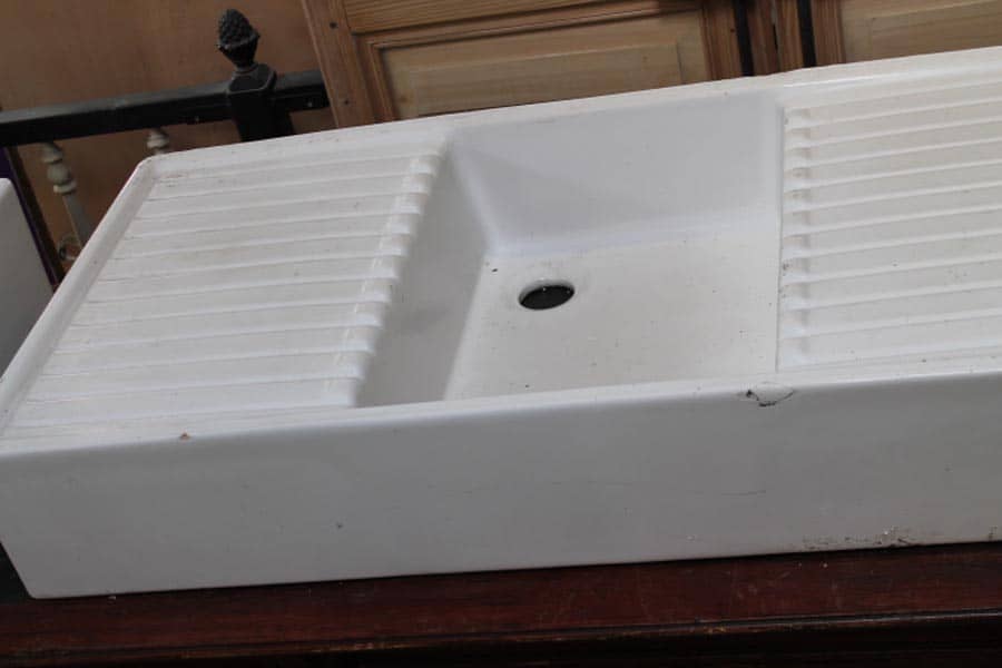 Wasbak-geemailleerd-met-links-en-rechts-een-blad-met-watergootjes