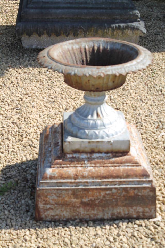 Zeer-oude-gietijzeren-vaas-op-gietijzeren-sokkel