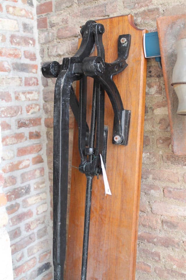 Zwarte-gelakte-waterpomp-op-houten-bord-compleet