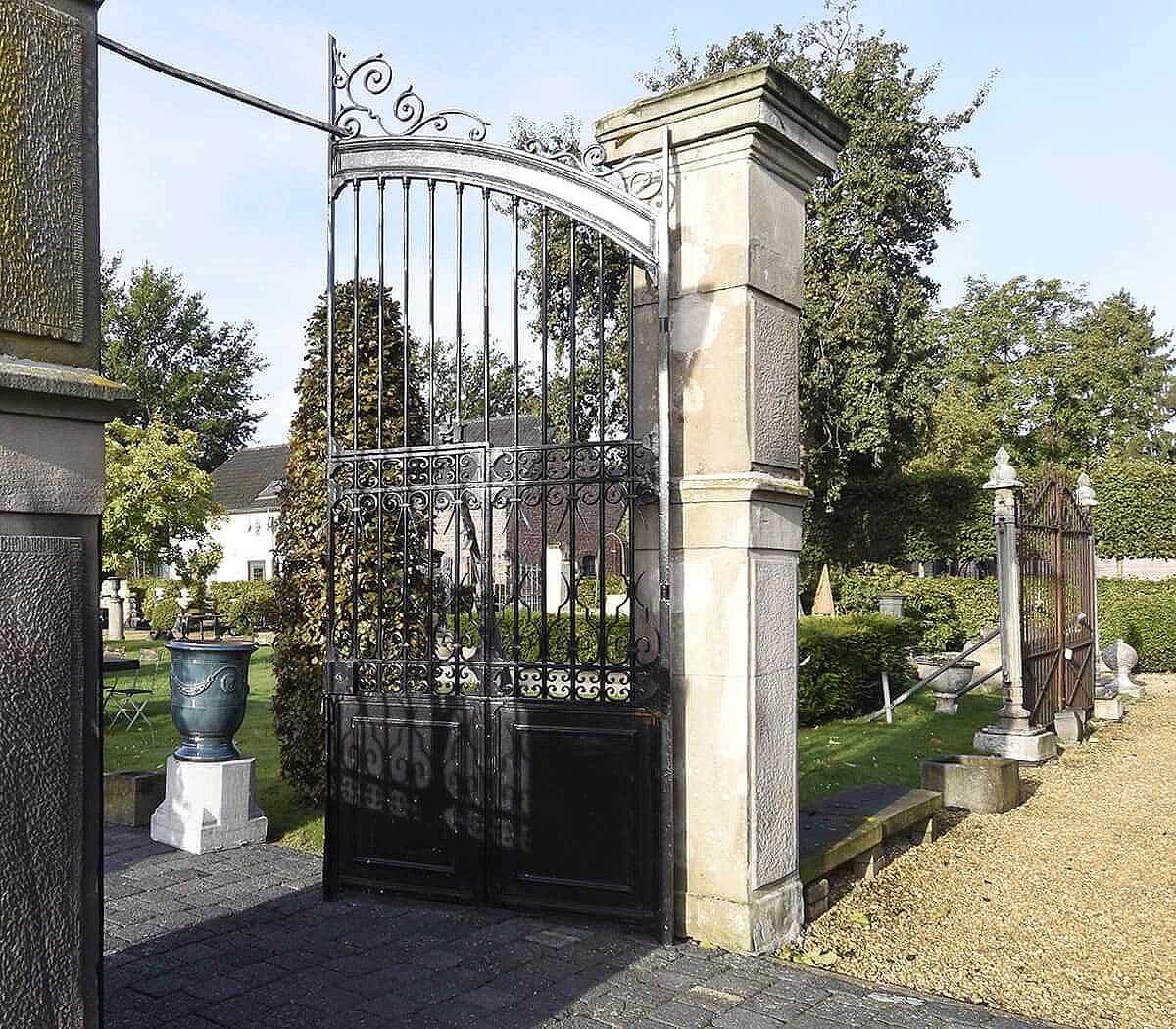 Antieke-kasteelpoort-met-hekwerk-en-muurplaten