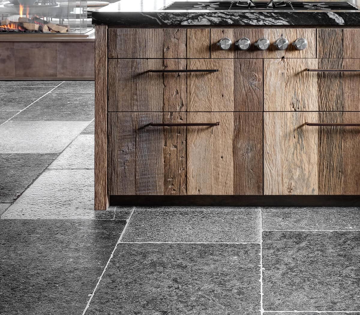 eiken-keuken-op-gebouchardeerd-verouderd-belgisch-hardsteen