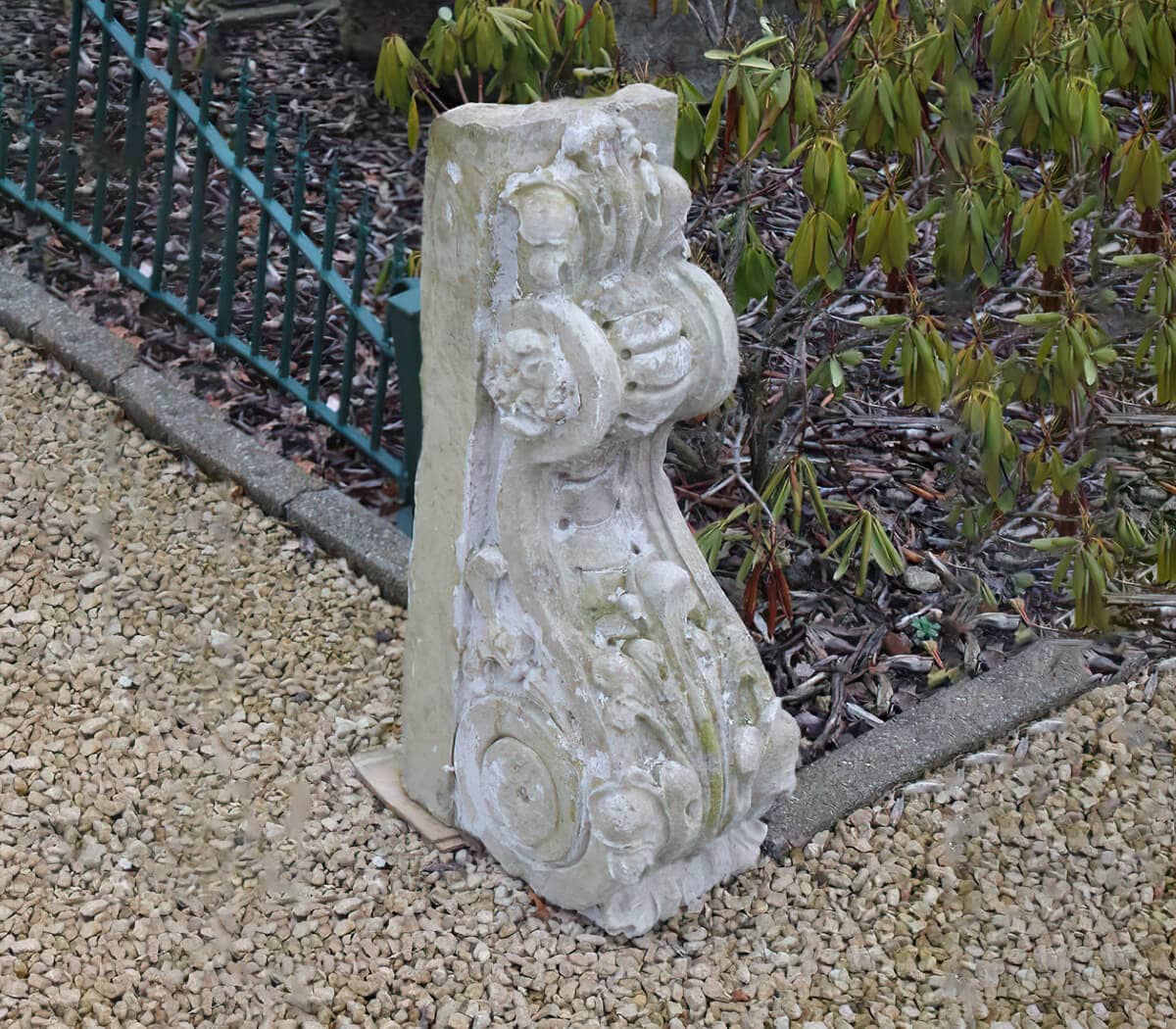 set-van-2-Antieke-kalkzandstenen-consoles