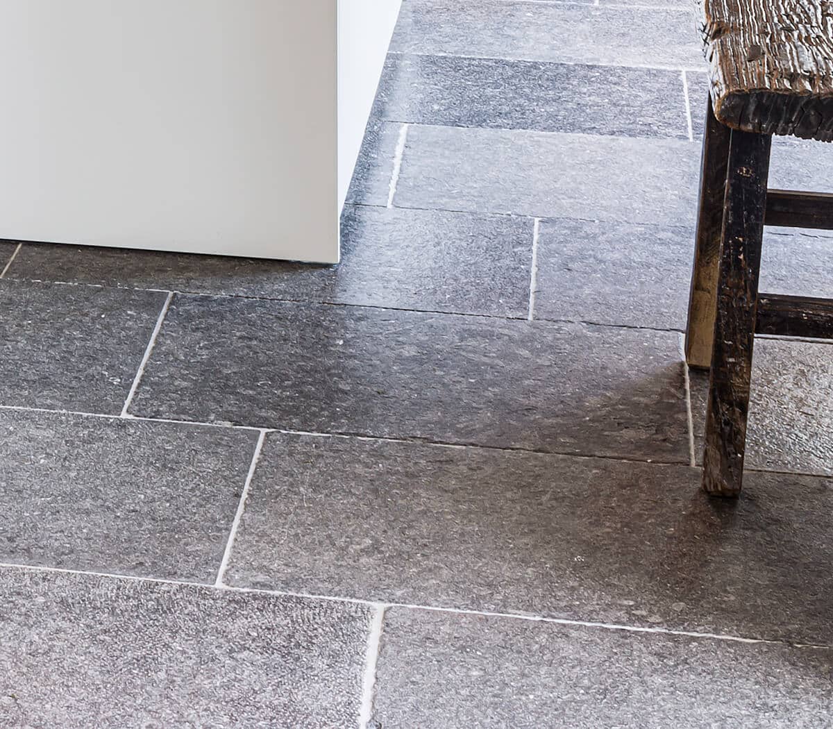 verouderd-arduin-gebouchardeerd-belgisch-hardsteen-ard